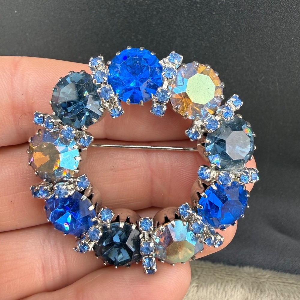 Vintage Karu Rhinestone Brooch‎ Silver Tone Blue